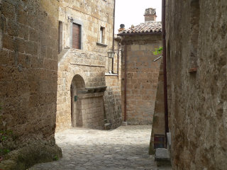 Civita di Bagnoregio, abitazioni in tufo