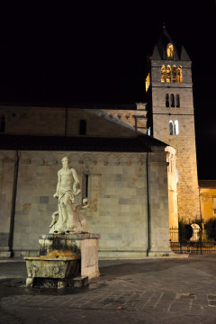 Statua del Gigante e campanile duomo Carrara