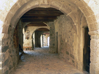 Porticato di ingresso al borgo di Camerata Cornello