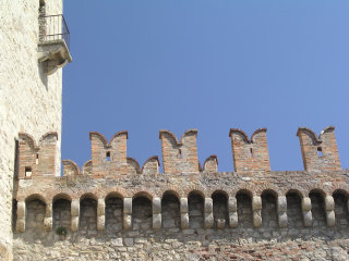 Le mura attorno al borgo di Vigoleno